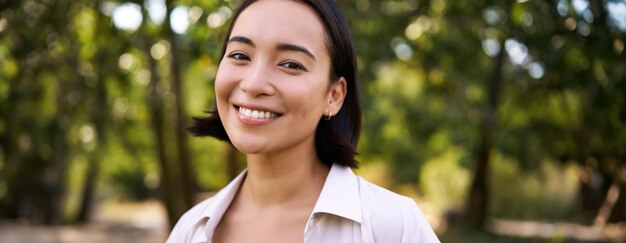 Foto retrato de una mujer joven de pie al aire libre