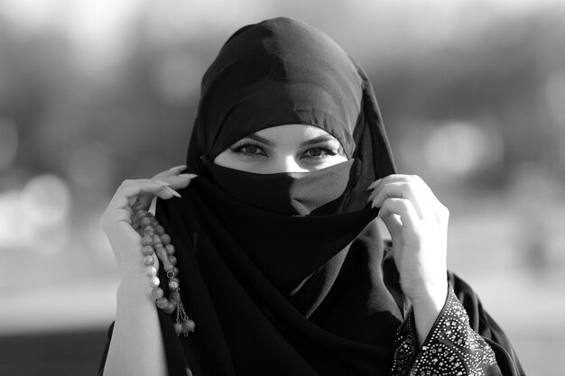 Foto retrato de una mujer joven de pie al aire libre