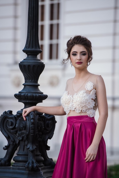 Foto retrato de una mujer joven de pie al aire libre