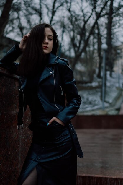 Foto retrato de una mujer joven de pie en el bosque