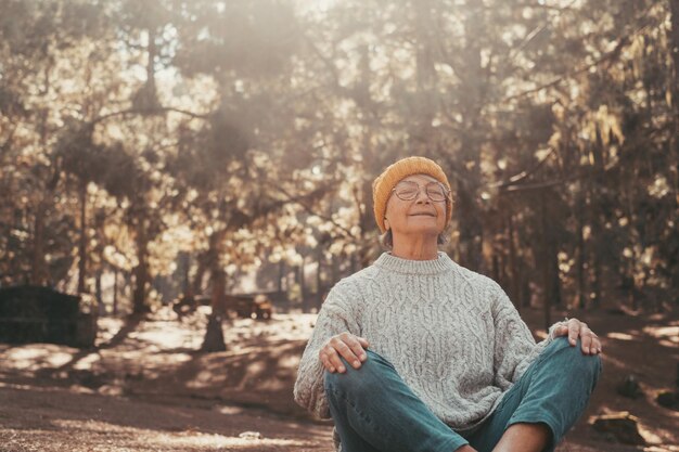 Foto retrato de una mujer joven de pie en el bosque