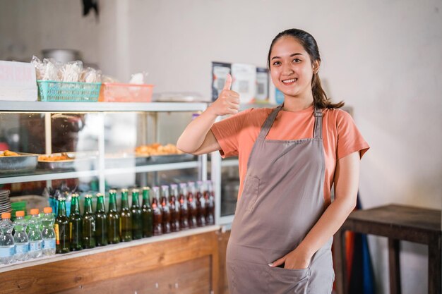 Foto retrato de una mujer joven de pie en botellas