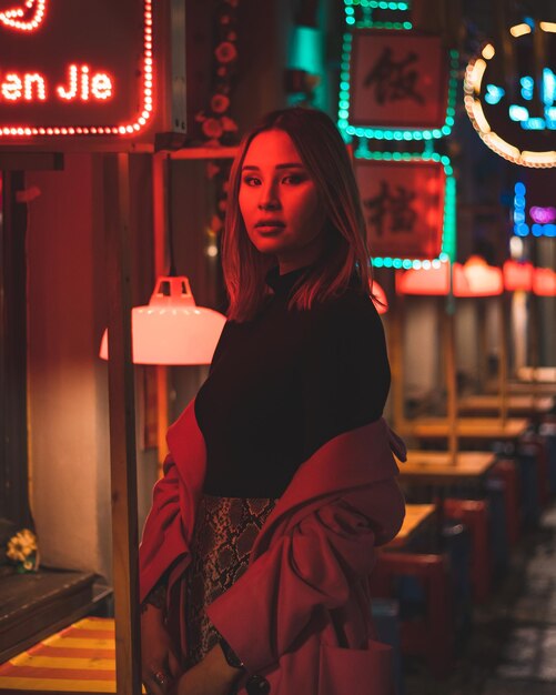 Retrato de una mujer joven de pie en un café.