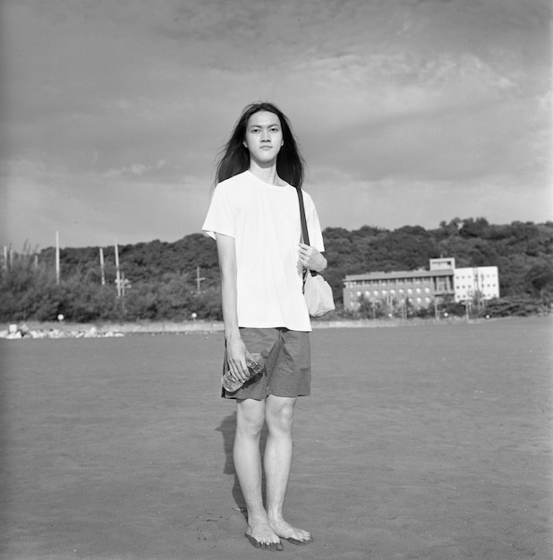 Foto retrato de una mujer joven de pie en el campo