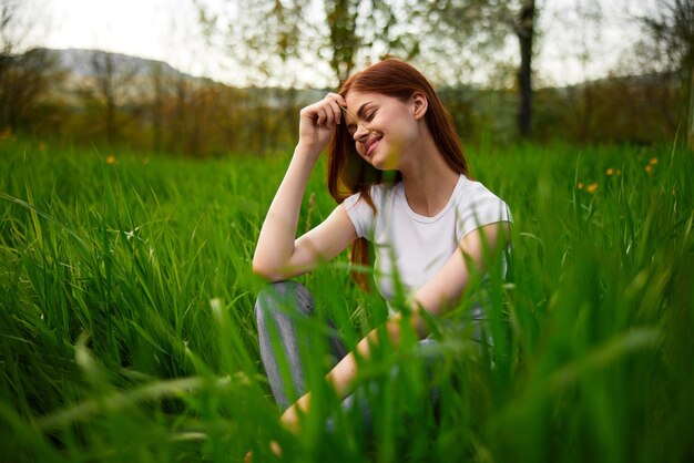 Retrato de una mujer joven de pie en el campo