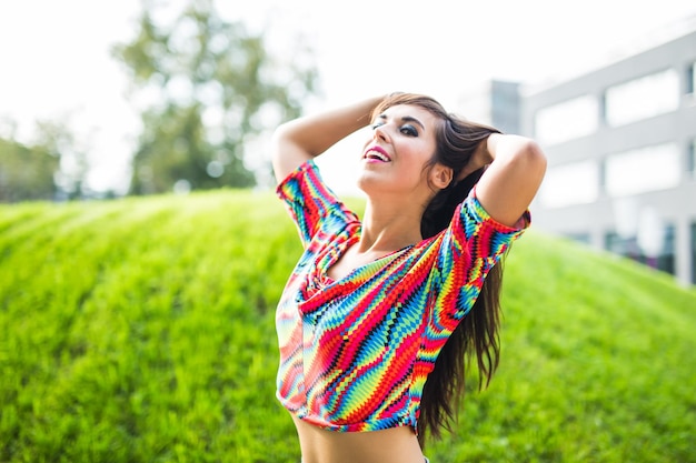 Foto retrato de una mujer joven de pie en el campo