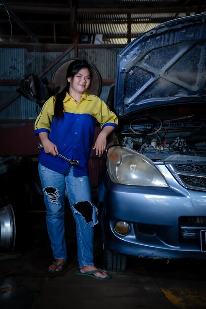 Foto retrato de una mujer joven de pie en un coche