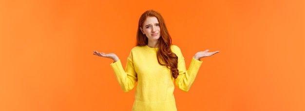 Retrato de una mujer joven de pie contra un fondo amarillo