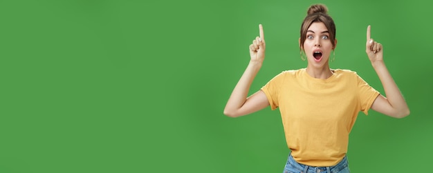 Foto retrato de una mujer joven de pie contra un fondo azul