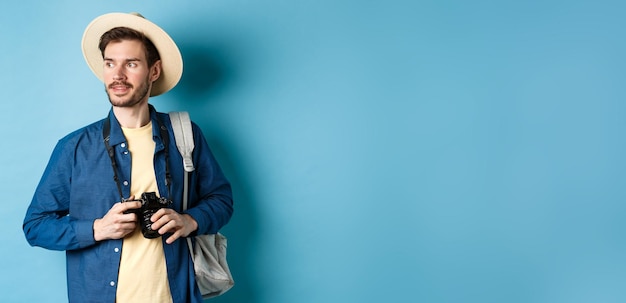 Retrato de una mujer joven de pie contra un fondo azul