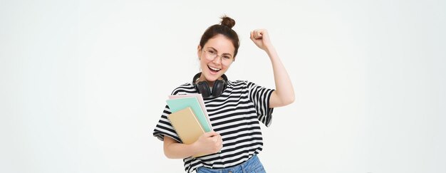 Foto retrato de una mujer joven de pie contra un fondo blanco