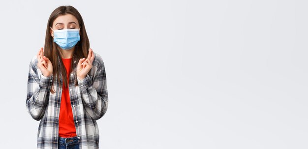 Foto retrato de una mujer joven de pie contra un fondo blanco