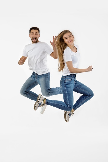 Foto retrato de una mujer joven de pie contra un fondo blanco