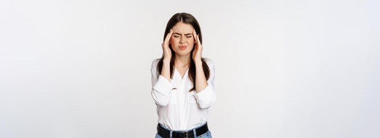 Retrato de una mujer joven de pie contra un fondo blanco