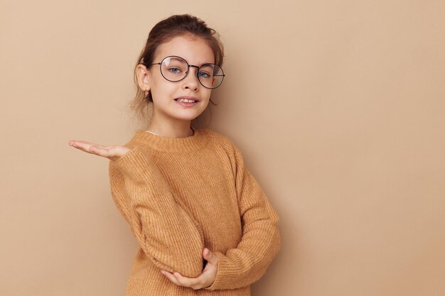 Retrato de una mujer joven de pie contra un fondo rosa