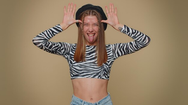 Foto retrato de una mujer joven de pie contra la pared