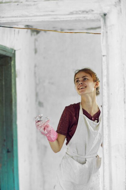 Retrato de una mujer joven de pie contra la pared