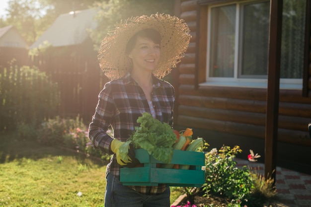 Retrato de una mujer joven de pie junto a las plantas