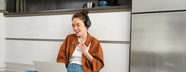 Foto retrato de una mujer joven de pie en la oficina