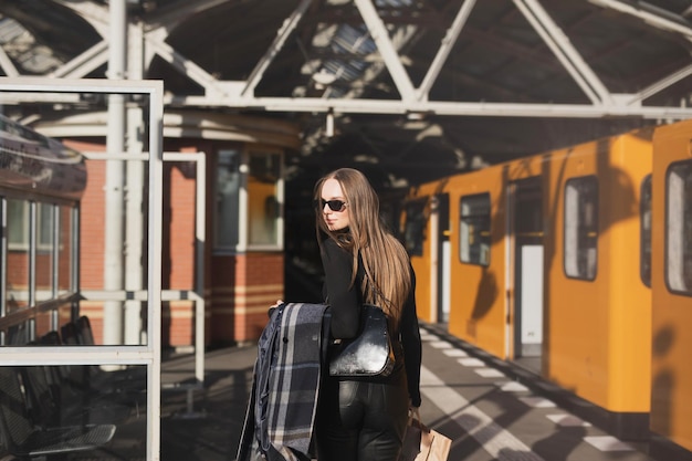 Retrato de una mujer joven de pie en un tren