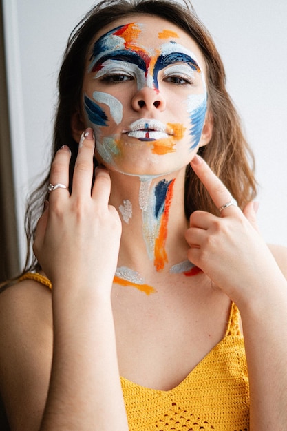 Foto retrato de una mujer joven con pintura facial