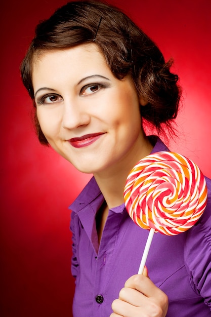 Foto retrato de mujer joven con piruleta