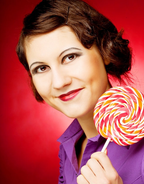 Retrato de mujer joven con piruleta