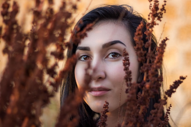 Foto retrato de una mujer joven por plantas