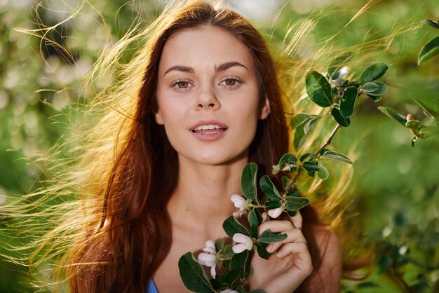 Foto retrato de una mujer joven con plantas