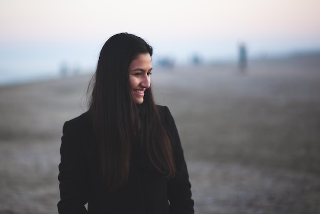 retrato, de, un, mujer joven, en la playa, con, invierno, ropa