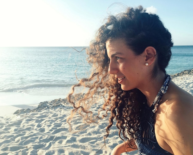Retrato de una mujer joven en la playa