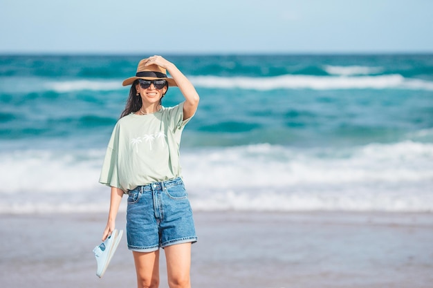 Retrato de una mujer joven en la playa