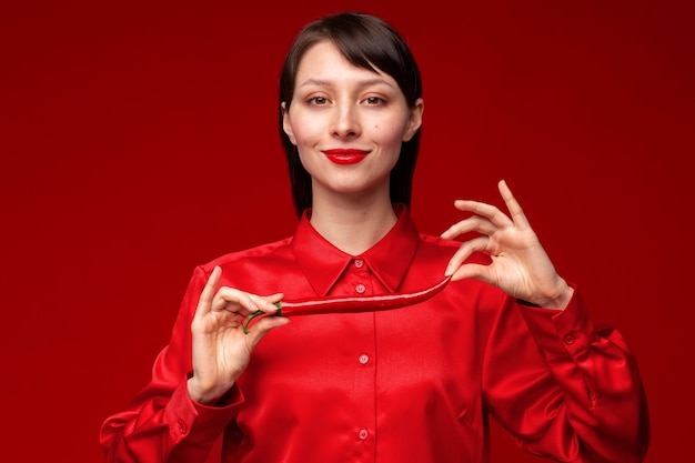 Retrato de mujer joven posando con ají