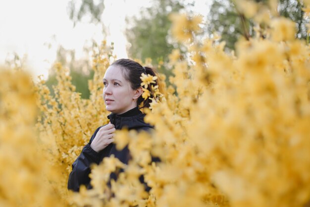 retrato, de, mujer joven, posar, en, floreciente, primavera, jardín, niña, rodeado, con, flores