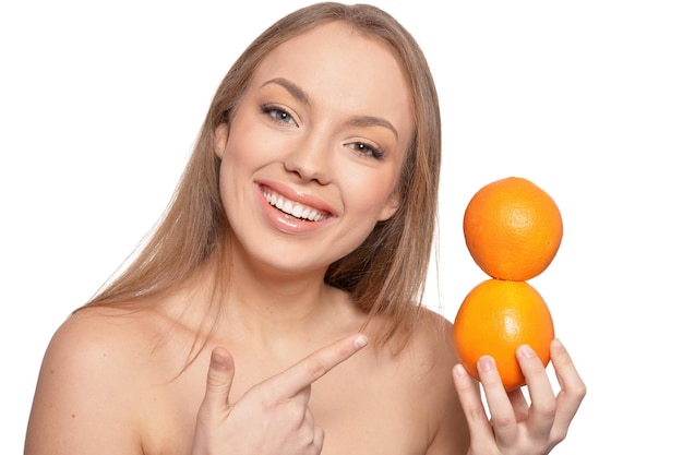 retrato, de, mujer joven, posar, con, naranjas