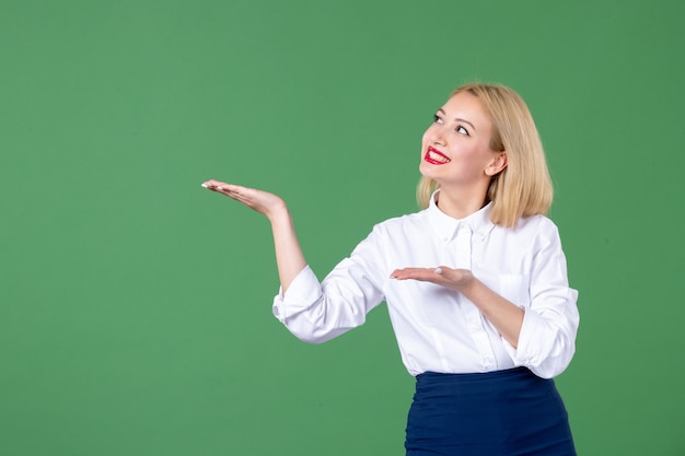 retrato, de, mujer joven, posar, en, pared verde, libro, escuela, estudiante, profesores, colegio