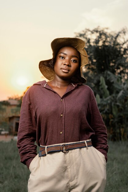 Retrato, mujer joven, posar, con, sombrero