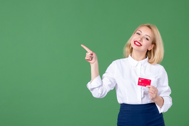 retrato, de, mujer joven, posar, con, tarjeta de crédito, pared verde, profesor, dinero, banco comercial