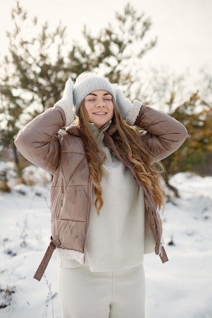 retrato, de, un, mujer joven, posición, en, bosque, en, día de invierno