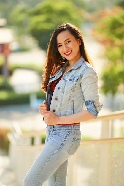 Retrato de mujer joven positiva