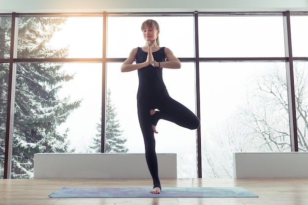 Retrato, de, mujer joven, practicar, yoga, interior