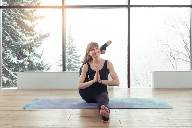 Retrato, de, mujer joven, practicar, yoga, interior