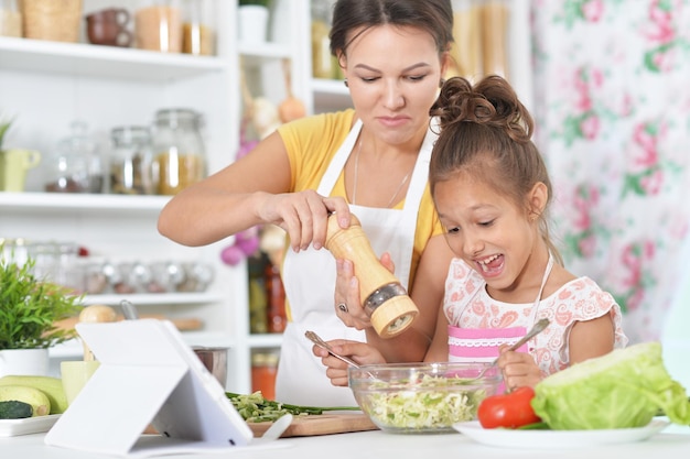 Retrato de mujer joven preparando la cena en la cocina