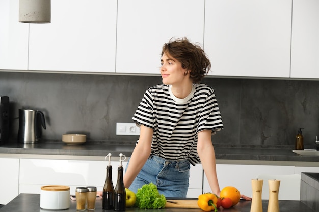 Foto retrato de una mujer joven preparando comida en casa