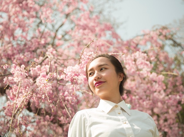 Retrato de una mujer joven en primavera
