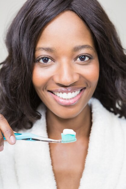 Retrato de una mujer joven que se cepilla los dientes