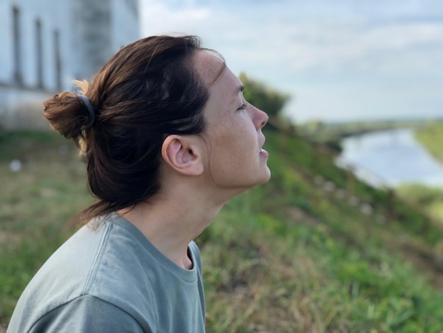 Foto retrato de una mujer joven que mira hacia otro lado