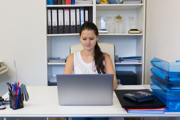 Retrato de mujer joven que trabaja en la oficina