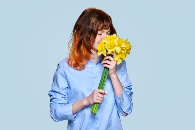 Retrato de mujer joven con ramo de flores amarillas