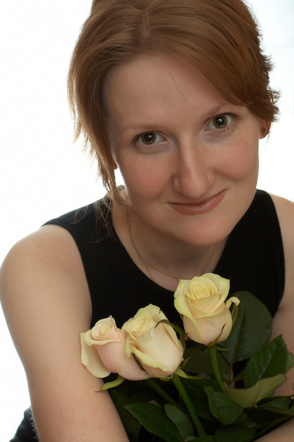 Retrato de mujer joven con ramo de rosas blancas